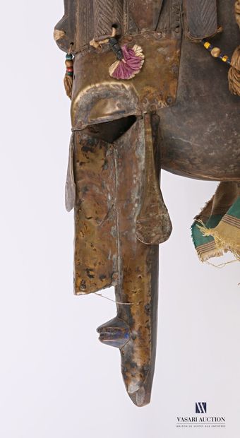 null MALI - MARKA

Masque Marka en bois sculpté, en partie recouvert de métal, tissu,...