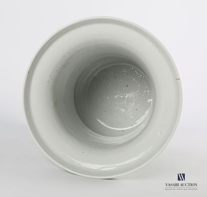 null CHINE 

Vase de forme gü en porcelaine céladon porcelaine à décor laissé en...