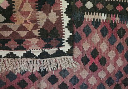 null Kilim en laine à décor de motifs losangiques sur fond violacé.

(légères usures)

187...