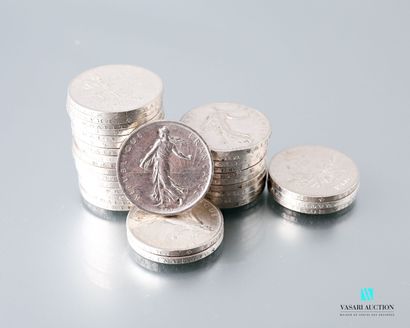 null Lot comprenant trente-deux pièces en argent de 5 francs figurant la Semeuse...