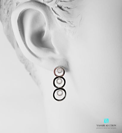 null Paire de pendants d'oreilles en or blanc 750 millièmes ornés de six cercles...