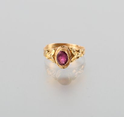 null Ring Napoleon III in yellow gold 750 thousandths stamped set with a rhodolite...