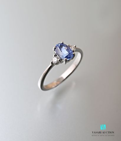 null Ring in white gold 750 thousandths set with a sapphire of oval size calibrating...