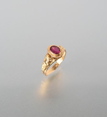 null Ring Napoleon III in yellow gold 750 thousandths stamped set with a rhodolite...