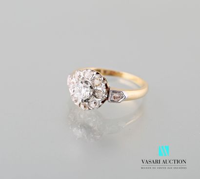 null Ring marguerite in yellow gold 750 thousandths, floral motive set by diamonds:...