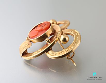 null Brooch in yellow gold 750 thousandths formed by three oval chased motives, the...