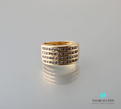 null Ring in yellow gold 750 thousandths: large ring set with four rows of small...