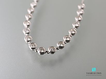 null Bracelet demi-ligne orné de dix-sept diamants de taille moderne en sertis clos...