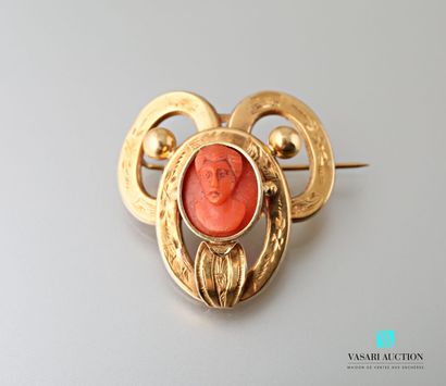 null Brooch in yellow gold 750 thousandths formed by three oval chased motives, the...