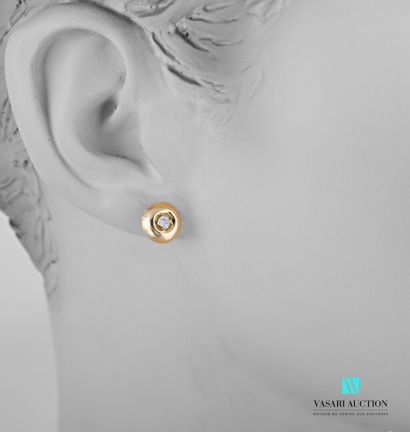 null Pair of yellow gold earrings set with two old-cut diamonds of about 0.10 carat,...