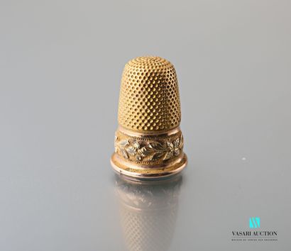 null Thimble in gold 750 thousandths of three tones, it is decorated with a virgin...