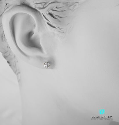 null Paire de ras d'oreilles en or gris 750 millièmes sertis de diamants demi-taille...