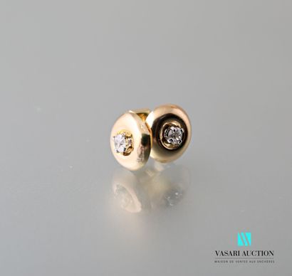 null Pair of yellow gold earrings set with two old-cut diamonds of about 0.10 carat,...