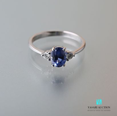 null Ring in white gold 750 thousandths set with a sapphire of oval size calibrating...