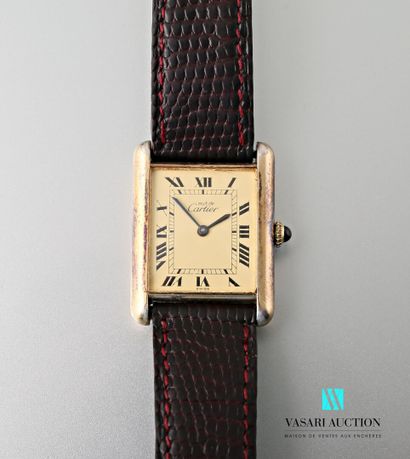 null Cartier, montre bracelet modèle Must, le boîtier rectangulaire en vermeil 925...
