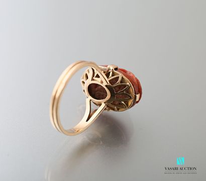 null Yellow gold ring 750 thousandths decorated with a motif of brown hard stone...