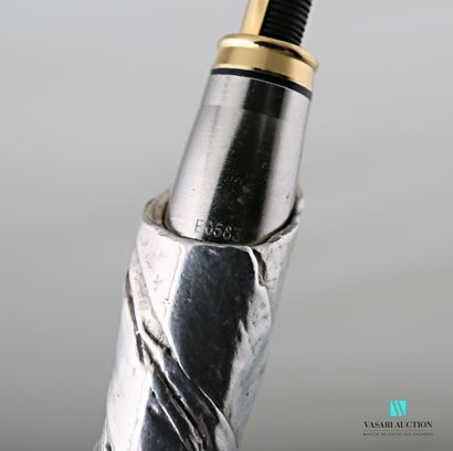 null César (1921-1988) "Sculpture fountain pen" of 1995, the body in crumpled paper...