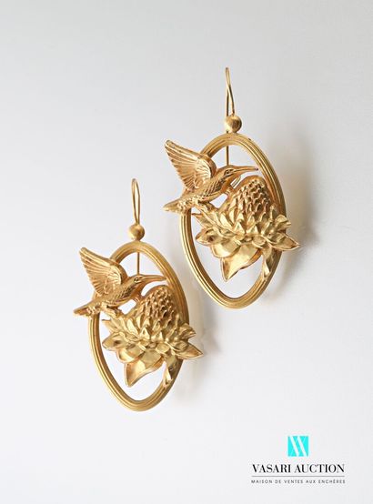 null Paire de pendants d'oreilles en or jaune 750 millièmes représentant un colibri...