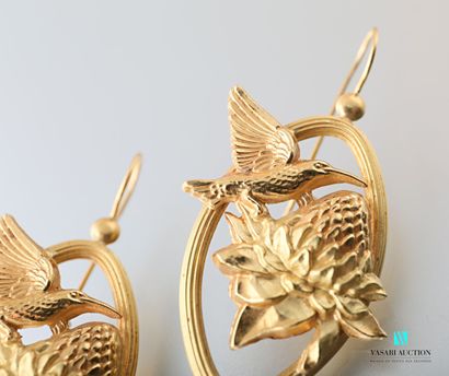null Paire de pendants d'oreilles en or jaune 750 millièmes représentant un colibri...