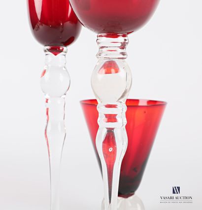 null Ensemble de trois verres en verre soufflé, les gobelets teintés rouge comprenant...