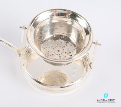 null Passe-thé à manche en métal argenté, le filtre à bascule à décor perforé d'une...