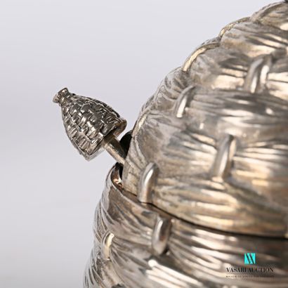 null Lot en métal argenté comprenant un pot à miel en métal argenté en forme d'essaim...