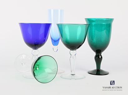 null Ensemble de cinq verres en verre teinté vert et bleu comprenant un verre à eau...