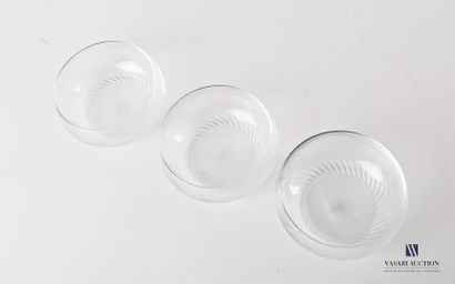 null Suite de trois bols de forme ovoïde en verre translucide, la panse ourlée de...