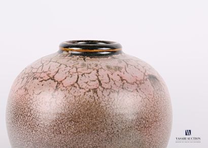 null Vase de forme sphérique en terre-cuite vernissée, l'émail craquelé de couleur...