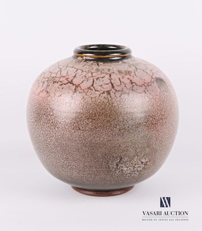null Vase de forme sphérique en terre-cuite vernissée, l'émail craquelé de couleur...