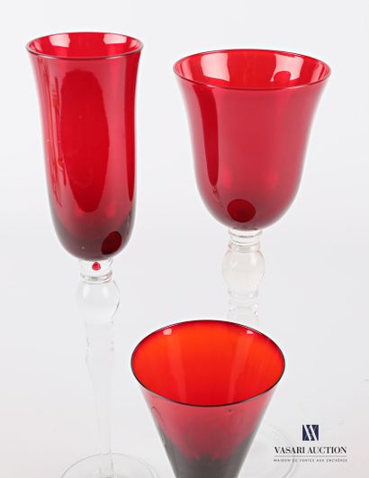 null Ensemble de trois verres en verre soufflé, les gobelets teintés rouge comprenant...