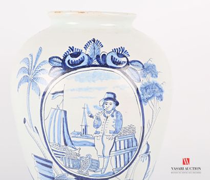 null DELFT

Vase en faïence de forme balustre à décor en camaïeu bleu d'un médaillon...