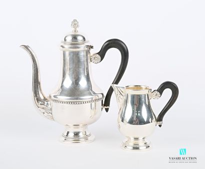 null Service à thé en métal argenté comprenant une théière, un pot à lait et un sucrier,...