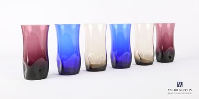 null Suite de six verres à eau en verre teinté bleu, violet et gris, la panse présente...