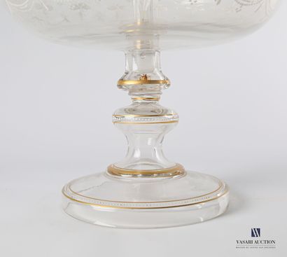 null Centerpiece composed of a glass bowl decorated in white with trimmings, leaves...