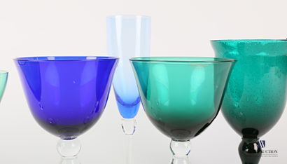 null Ensemble de cinq verres en verre teinté vert et bleu comprenant un verre à eau...