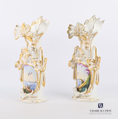 null Paire de vases cornet en porcelaine blanche et rehauts d'or présentant un médailon...