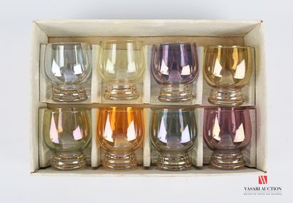 null Suite de huit verres à liqueur sur piédouche de couleurs différentes et liserets...