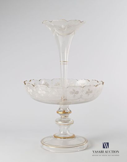 null Centerpiece composed of a glass bowl decorated in white with trimmings, leaves...