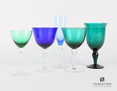 null Ensemble de cinq verres en verre teinté vert et bleu comprenant un verre à eau...