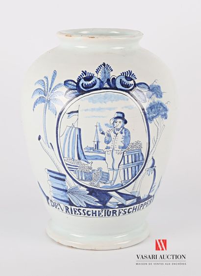 null DELFT

Earthenware vase of baluster form with decoration in blue monochrome...