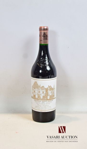null 1 bouteille	Château HAUT BRION	Graves 1er GCC	2001

	Et. à peine tachée. N :...