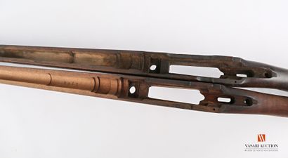 null Crosse nue de fusil MAUSER type 98, usures, LT 110 cm, 2 pièces, l'ensemble