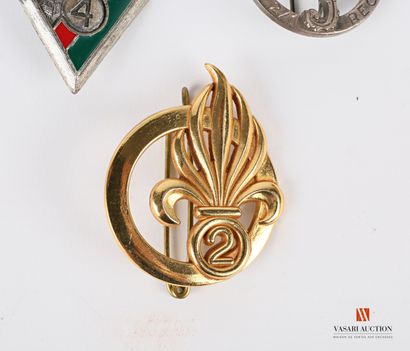 null Ensemble d'insignes d'unité de la Légion étrangère : trois insignes de béret,...
