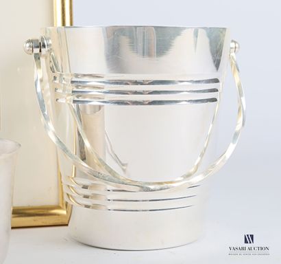 null Lot including a Japanese print (37,2 x 24,5 cm) - a silver plated ice bucket...