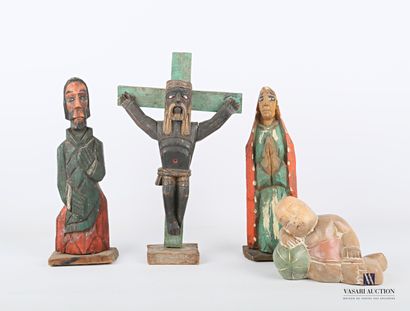 null Ensemble de trois sujet en bois sculpté et pein représentant une crucifixion...
