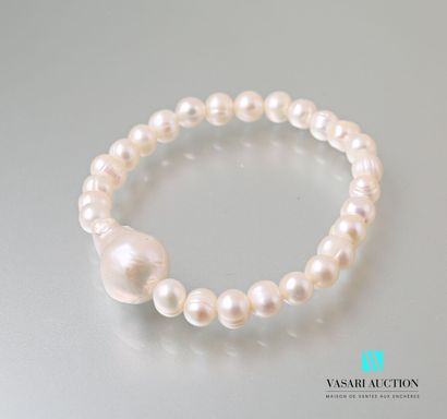 null Bracelet en perles d'eau douce naturel sur élastique ornée d'une perle centrale...