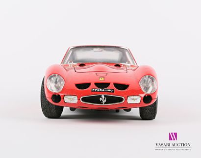 null BURAGO 

Ferrari GTO (1962) de couleur rouge - Echelle 1/18

(assez bon état...