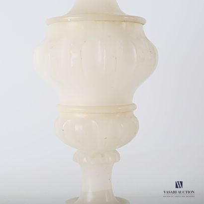 null White onyx lamp of baluster form, it rests on a round base.

Mounted with electricity.

(Wear)

Height....