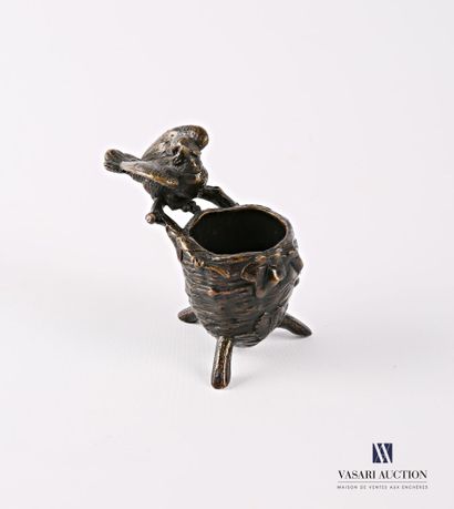 null Bronze subject representing a bird hanging on its nest.

Height : 7,5 cm Height...